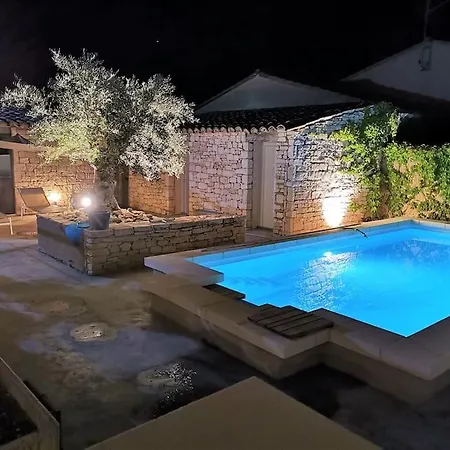 Holiday home Le Vieil Olivier 5 Cornillon